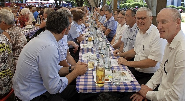 Auch Weils OB Wolfgang Dietz (Zweiter ...st im Ortsteil Mrkt selten entgehen.   | Foto: Herbert Frey