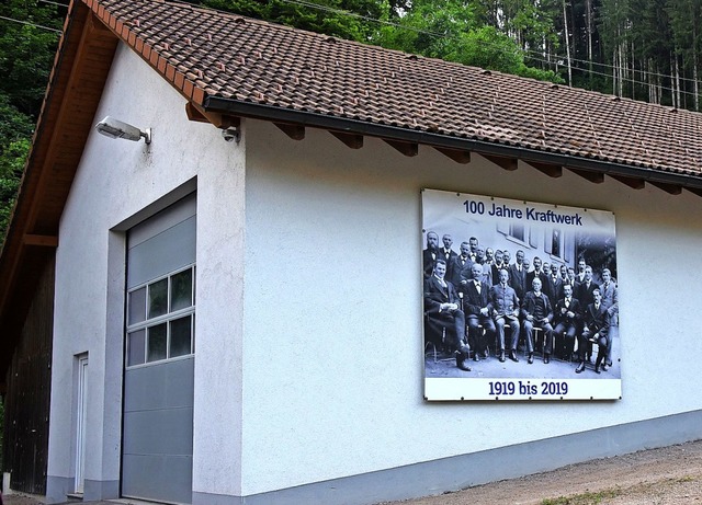 Ein historisches  Foto am Gebude des ...iese stimmt ein auf das Jubilumsjahr.  | Foto: Robert Bergmann