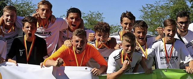 Goldenes Tor und Bengalos: Die B-Junioren der SG Kandern feiern den Pokalsieg.  | Foto: Privat