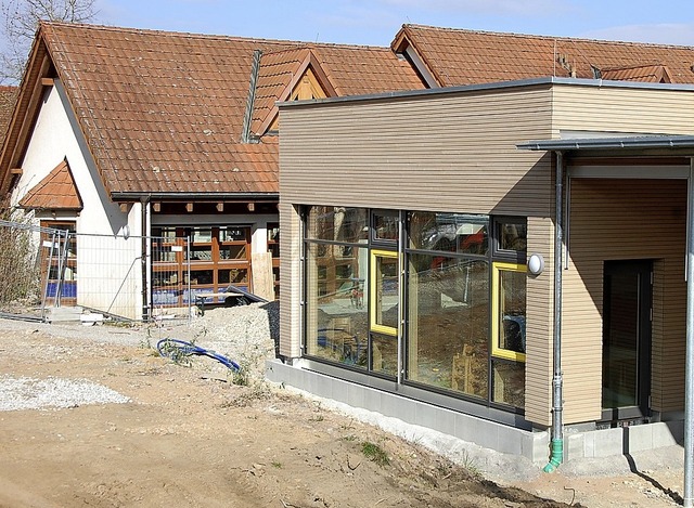 Nach der Fertigstellung des Erweiterun...er Kinderhauses (hinten) aufgewertet.   | Foto: Herbert Frey