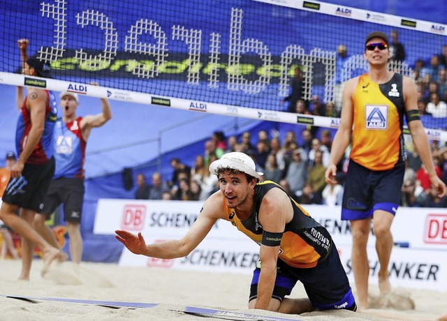 WM-Aus in Hamburg: Die Beachvolleyball...erlorenen Punkt auf dem Center Court.   | Foto: Christian Charisius (dpa)