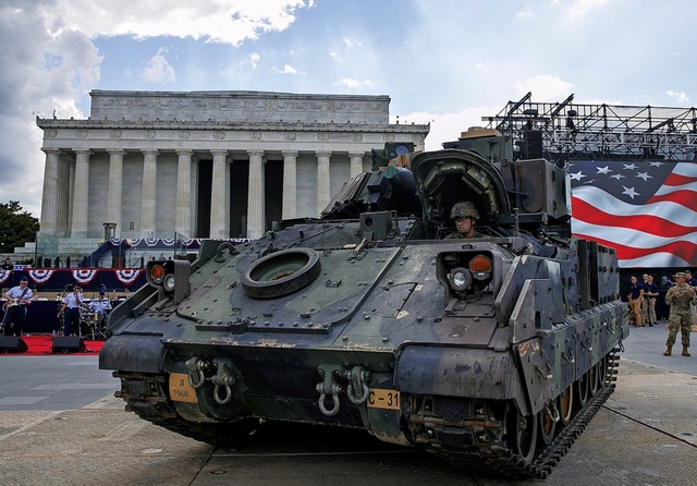Ein US-Soldat fhrt mit einem  Bradley...ing Vehicle vor das  Lincoln Memorial.  | Foto: Jacquelyn Martin (dpa)