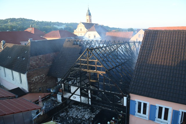 Die ausgebrannte Scheune in der Ortsmitte von Ringsheim  | Foto: Wolfgang Knstle