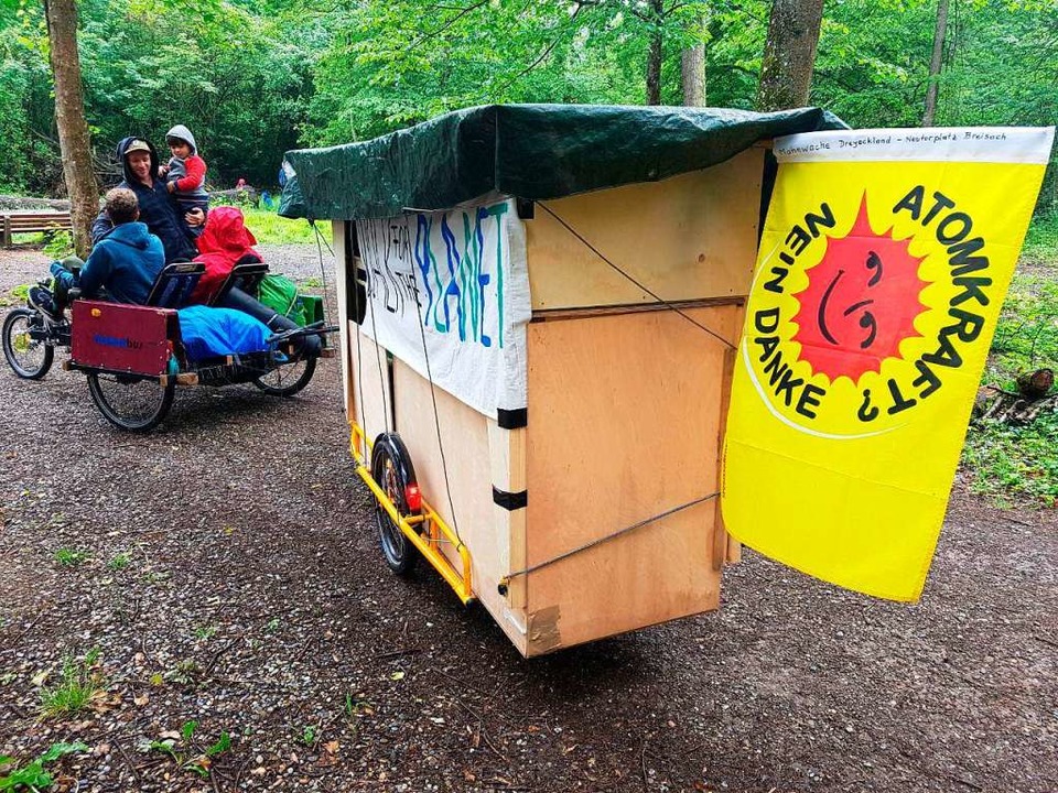 Eines der Begleitfahrzeuge transportiert einen Filmprojektor.  | Foto: Walk for the planet