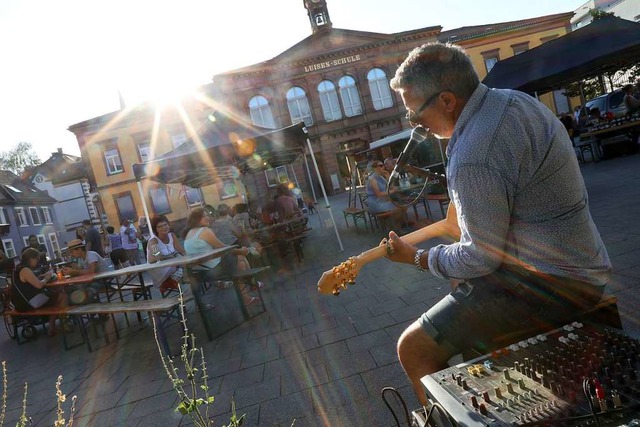 Dean Grace sorgte beim ersten Abendmarkt fr die Musik.  | Foto: Christoph Breithaupt