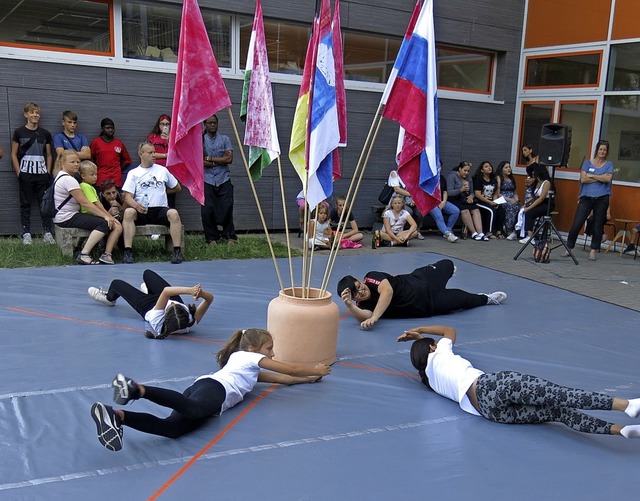 ber Grenzen hinwegrollend der Tanzgruppe der Klasse fnf  | Foto: Georg Vo