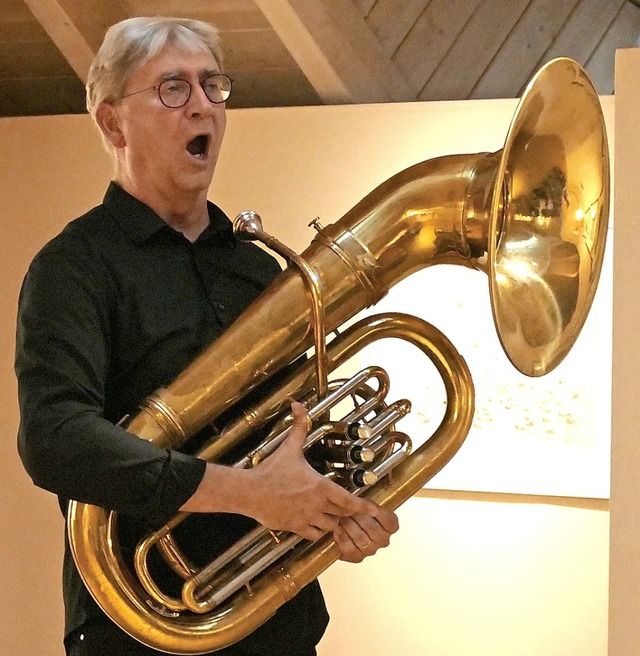 Beim Andreas-Hofer-Lied griff auch zu einer Tuba.  | Foto: Claudia Renk