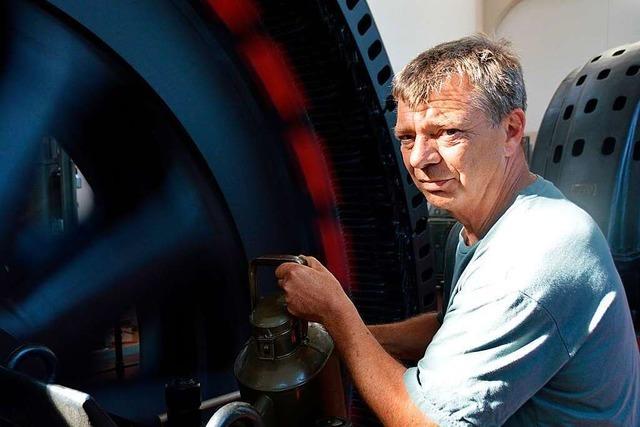 Dieser Mann wartet die mehr als 100 Jahre alten Turbinen im Kraftwerk Wyhlen