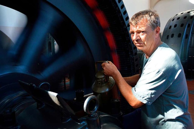Mechaniker Volkmar Hartmann fllt l bei einer Francis-Turbine nach.  | Foto: Horatio Gollin