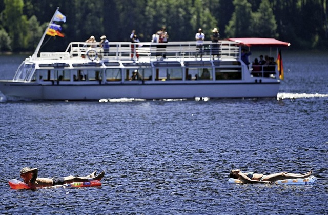 Tiefenentspannt im  Titisee. Die Seen ... Freizeitziele in heimischen Gefilden.  | Foto: Patrick Seeger (dpa)