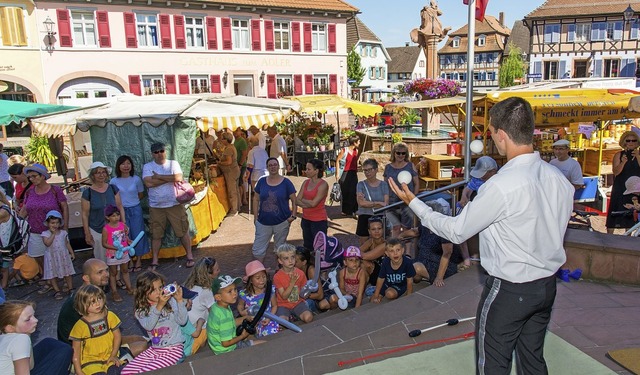 Mit Jonglage sorgten Artisten des Circ...chenmarkt vor der Toren der Altstadt.   | Foto: Olaf Michel