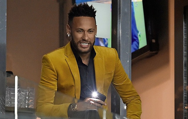 Der Star einmal ganz anders: Neymar auf der Tribne beim Zuschauen   | Foto: DOUGLAS MAGNO (AFP)