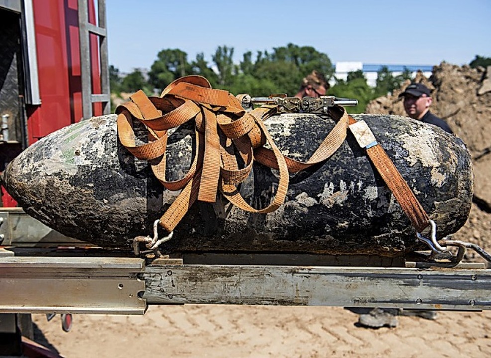 Explosion Einer Fliegerbombe Ist "schicksalhaft" - Panorama - Badische ...