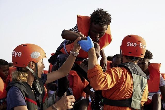 Deutsches Schiff rettet Migranten