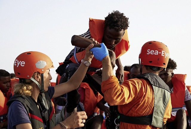 Seenotretter von &#8222;Sea-Eye&#8220;...telmeer, 65 Migranten wurden gerettet.  | Foto: Fabian Heinz (dpa)