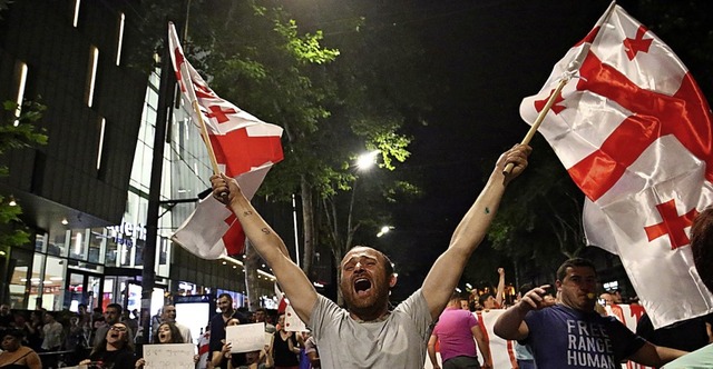 Ein Demonstrant mit der georgischen Nationalfahne Ende Juni in Tiflis  | Foto: Zurab Tsertsvadze (dpa)