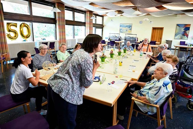 Wer hat Glck beim Bingo &#8211; und e...d) vom Sozialdienst  in die Hhe hlt?  | Foto: Thomas Kunz