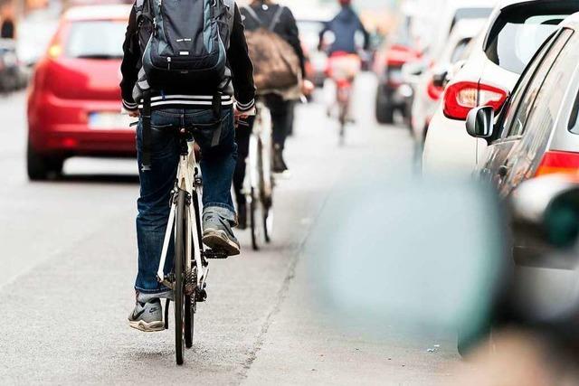 Stadt und Polizei in Lrrach werben fr den 1,50-Meter-Abstand beim berholen