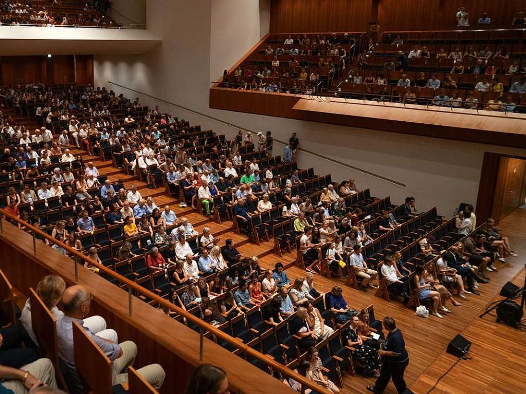 Zahlreiche Besucher lauschten dem Konzert des Akademischen Orchesters Freiburg. Zu Gast war die Violinistin Judith Stapf.