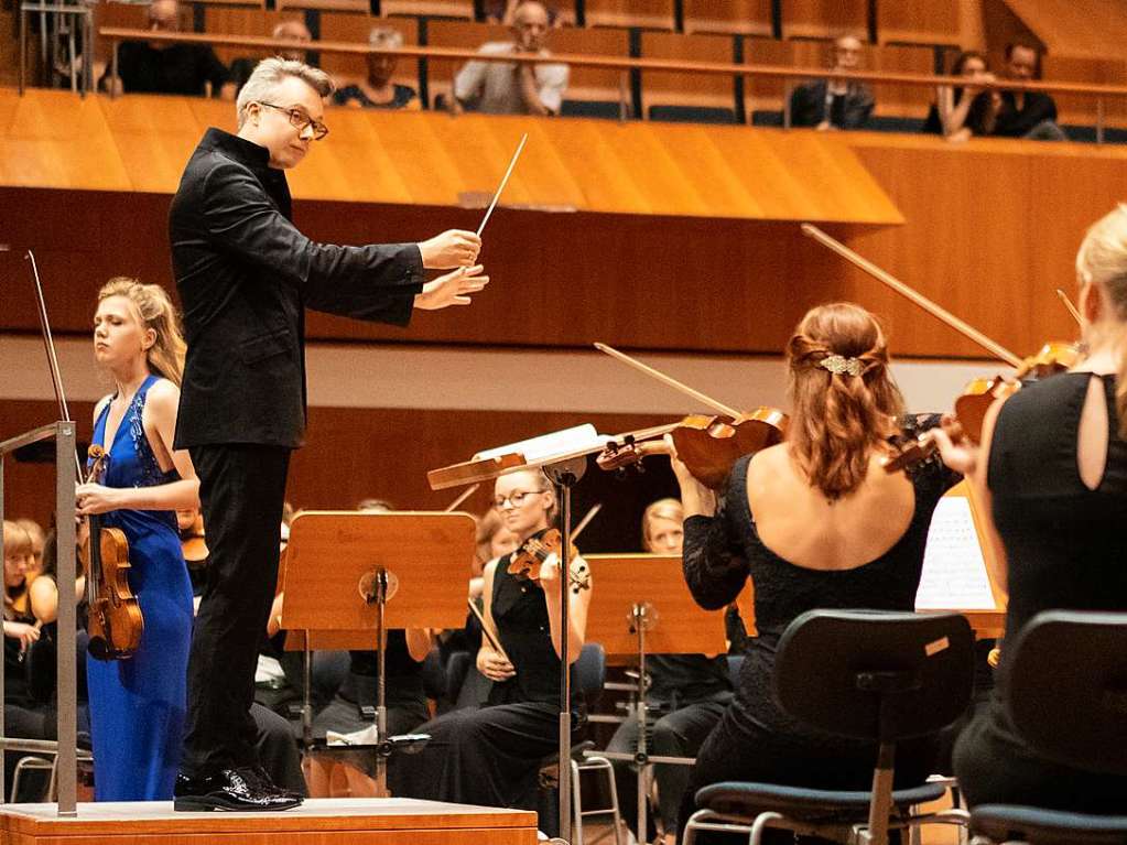 Zahlreiche Besucher lauschten dem Konzert des Akademischen Orchesters Freiburg. Zu Gast war die Violinistin Judith Stapf.