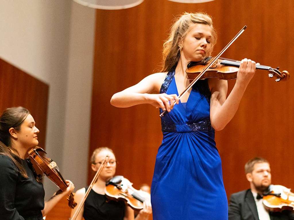 Zahlreiche Besucher lauschten dem Konzert des Akademischen Orchesters Freiburg. Zu Gast war die Violinistin Judith Stapf.