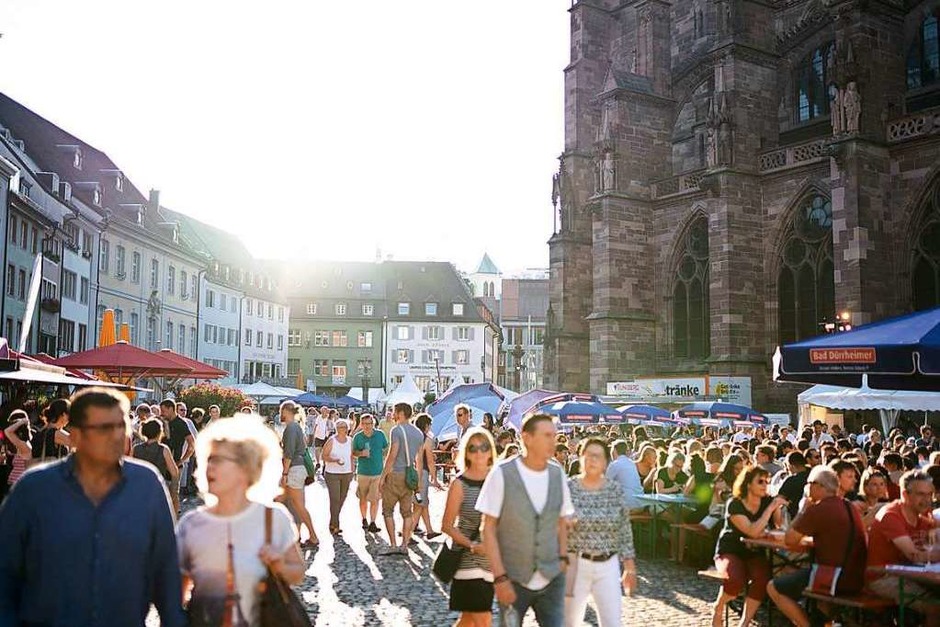 Bei herrlichem Wetter und bester Stimmung feierten die Freiburgerinnen und Freiburger beim Weinfest 2019 auf dem Münsterplatz. (Foto: Fabio Smitka) Bei herrlichem Wetter und bester Stimmung feierten die Freiburgerinnen und Freiburger beim Weinfest 2019 auf dem Münsterplatz. (Foto: Fabio Smitka)