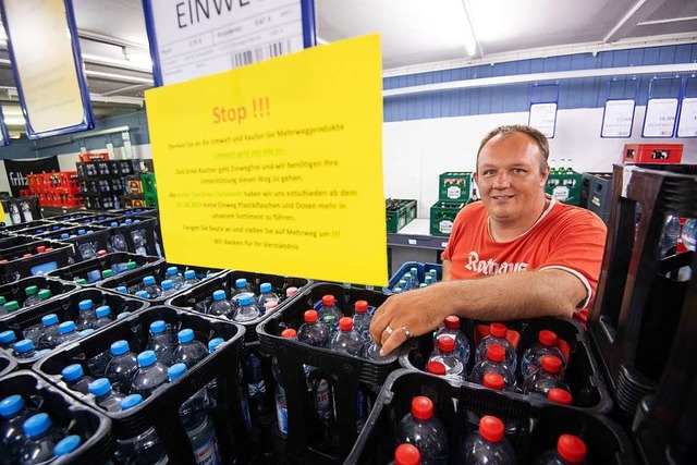 Hans-Peter Kastner will nur noch Mehrweg-Flaschen in seinem Getrnkemarkt.  | Foto: Marijan Murat (dpa)
