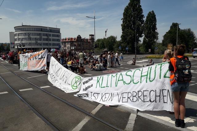 Umweltbewegung sorgt mit Sitzblockaden auf der Kronenbrcke fr Stau in Freiburg