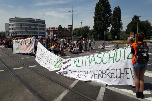Mit Spruchbndern und Sitzblockaden versperren die Demonstranten die B31.  | Foto: Fabian Vgtle