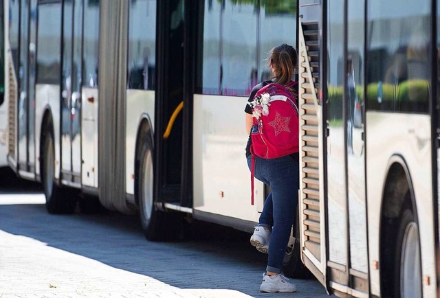 Busfahrten sollten weniger Geld kosten, fordert  der Seniorenbeirat.  | Foto: Marijan Murat (dpa)