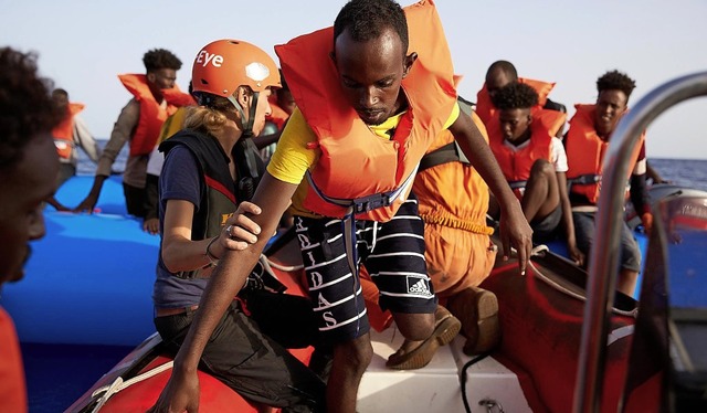 Dramen im Mittelmeer: Diese Flchtling...rn der Organisation Sea-Eye gerettet.   | Foto: Fabian Heinz