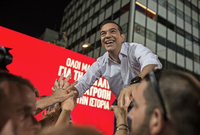 Tsipras lsst sich von seinen Anhnger.... Doch es sieht nicht gut aus fr ihn.  | Foto: Socrates Baltagiannis (dpa)