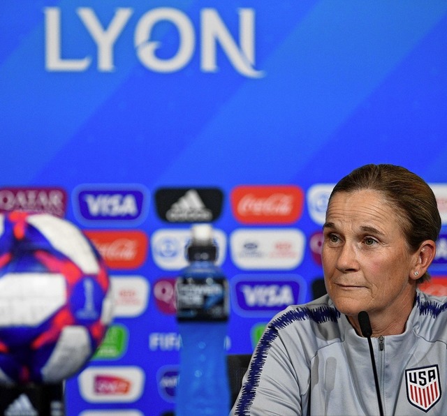 Jill Ellis, die Trainerin von Titelverteidiger USA bei einer Pressekonferenz   | Foto: FRANCK FIFE (AFP)