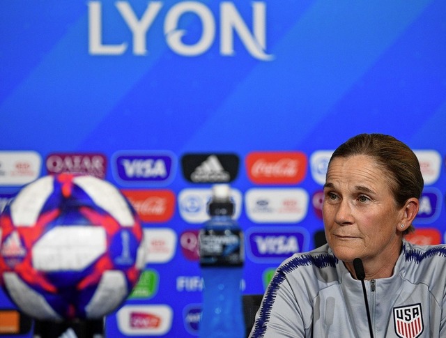 Jill Ellis, die Trainerin von Titelverteidiger USA bei einer Pressekonferenz   | Foto: FRANCK FIFE (AFP)