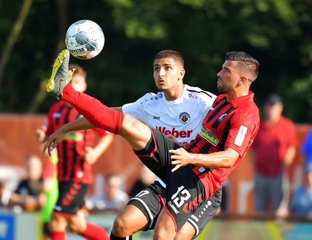 Torschtze Marco Terrazzino versucht, sich den Ball zu schnappen.  | Foto: Achim Keller