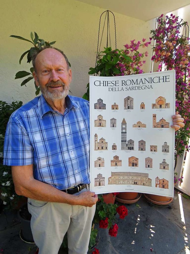 VHS-Reiseleiter Paul Schmidle hat viel...n mit Abbildungen romanischer Kirchen.  | Foto: Claudia Gempp