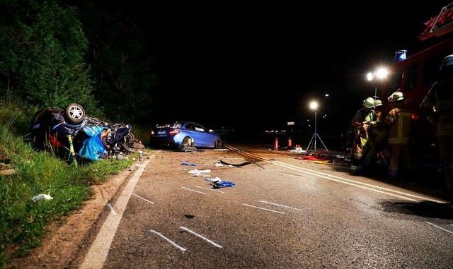 Rettungskrfte arbeiten auf der Strae...o zwei Autos frontal zusammen stieen.  | Foto: Andreas Maier (dpa)