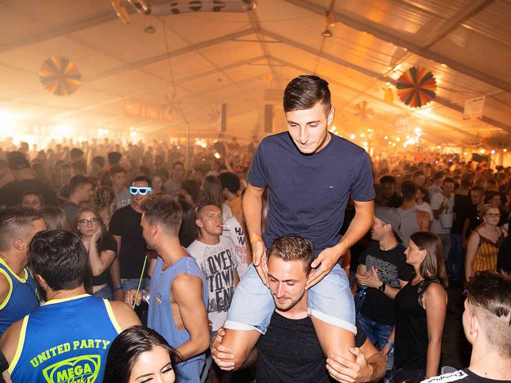 Ballermann-Flair trifft auf Schwarzwaldluft: In Freiamt feierten Tausende am Samstagabend bei der Beachparty.