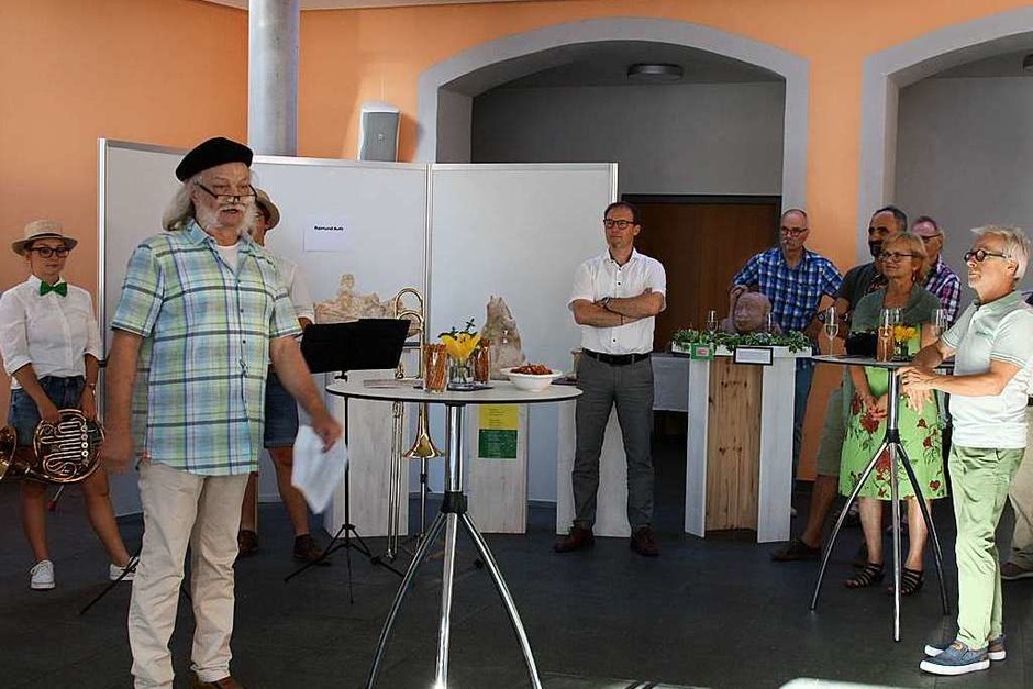 Riegeler Künstlertage: Karl-Heinz Thiel (2. von links) begrüßte im Namen der Künstlergruppe bei der Vernissage am Freitagabend. (Foto: Christiane Franz) Riegeler Künstlertage: Karl-Heinz Thiel (2. von links) begrüßte im Namen der Künstlergruppe bei der Vernissage am Freitagabend. (Foto: Christiane Franz)