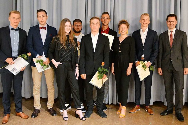 Die Preistrger des  Technischen Gymna...Lsle mit  Schulleiter Bernd Wiedmann.  | Foto: Schule