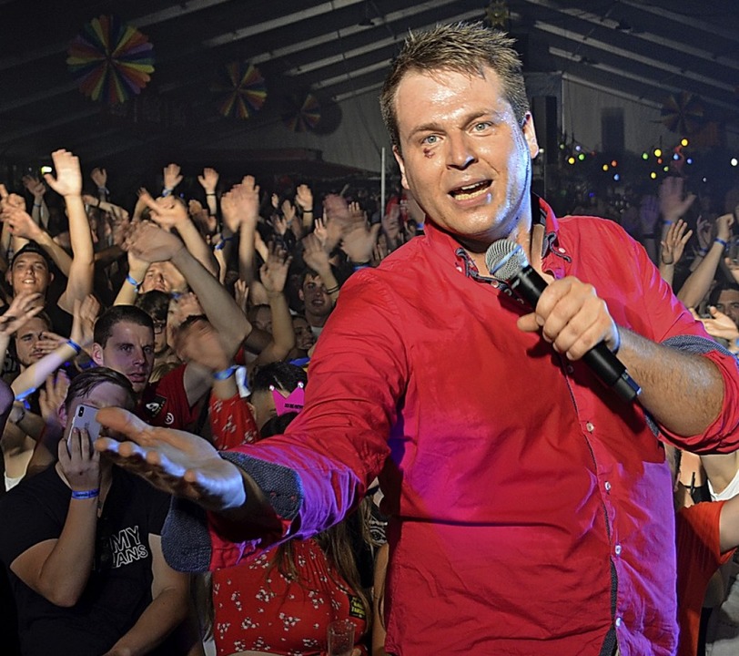 Stargast Tobee mit feierndem Publikum  | Foto: Charlotte Prestel