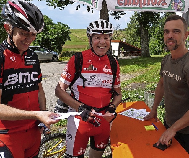 Andr und Armin Wiedmr lassen sich am...0 Kilometer fr die Mountainbiker an.   | Foto: Sigrid Schneider