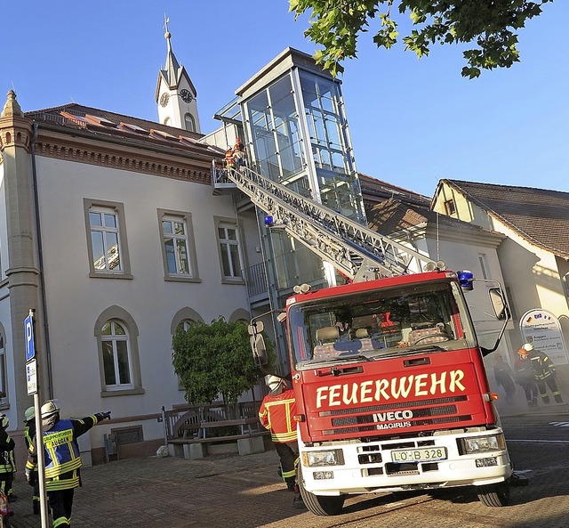 Rettung aus luftiger Hhe: Am Rathaus ...ahrzeug aus Bad Bellingen zum Einsatz.  | Foto: Beatrice Ehrlich