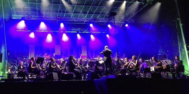 Lichteffekte trugen zur stimmungsvolle...Konzert der Stadtmusik am Freitag bei.  | Foto: Dorothea Scherle