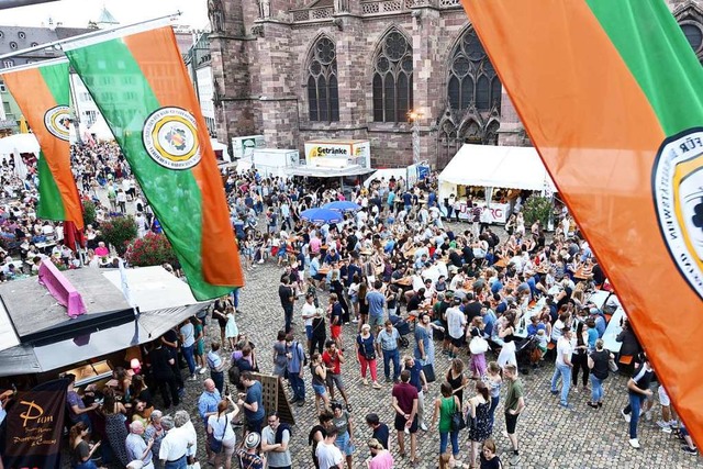 Zehntausende feiern beim Freiburger Weinfest auf dem Mnsterplatz.  | Foto: Rita Eggstein
