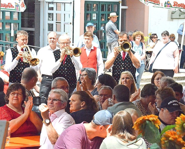 Die Btzberg-Musikanten (Foto) unterhi...swahl seines sportlichen Angebotes an.  | Foto: Sebastian Barthmes