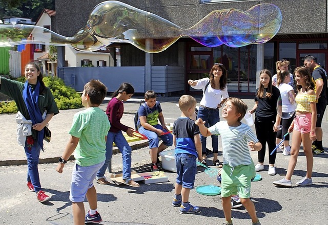 Viel Vergngen bereitete es den Kinder...ch, groe Seifenblasen zu produzieren.  | Foto: Thomas Loisl Mink