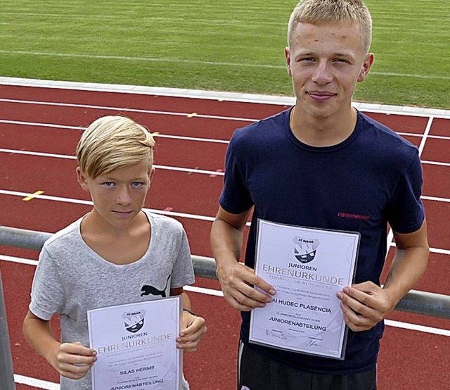 Silas Herm (links) und Kai Hudec Plase...gliedschaft bei der FC-Jugend geehrt.   | Foto: Hrvoje Miloslavic