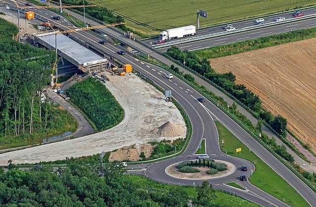 Die neue Autobahnbrcke an der A-5-Ans...an der  Strae gebaut (graue Stellen).  | Foto: Martin Bildstein