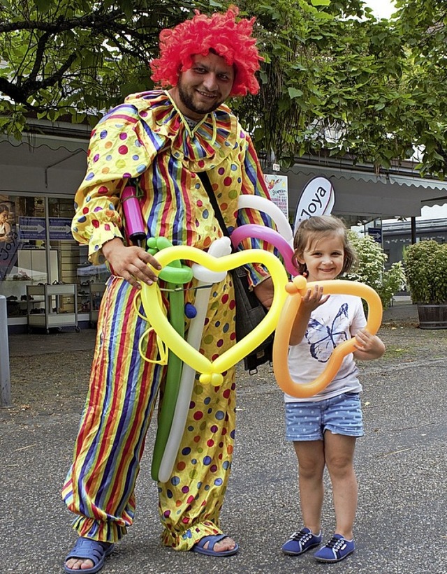 Herzenssache: Die kleine Laura strahlt mit Clown Nico um die Wette.  | Foto: Deborah Fritz